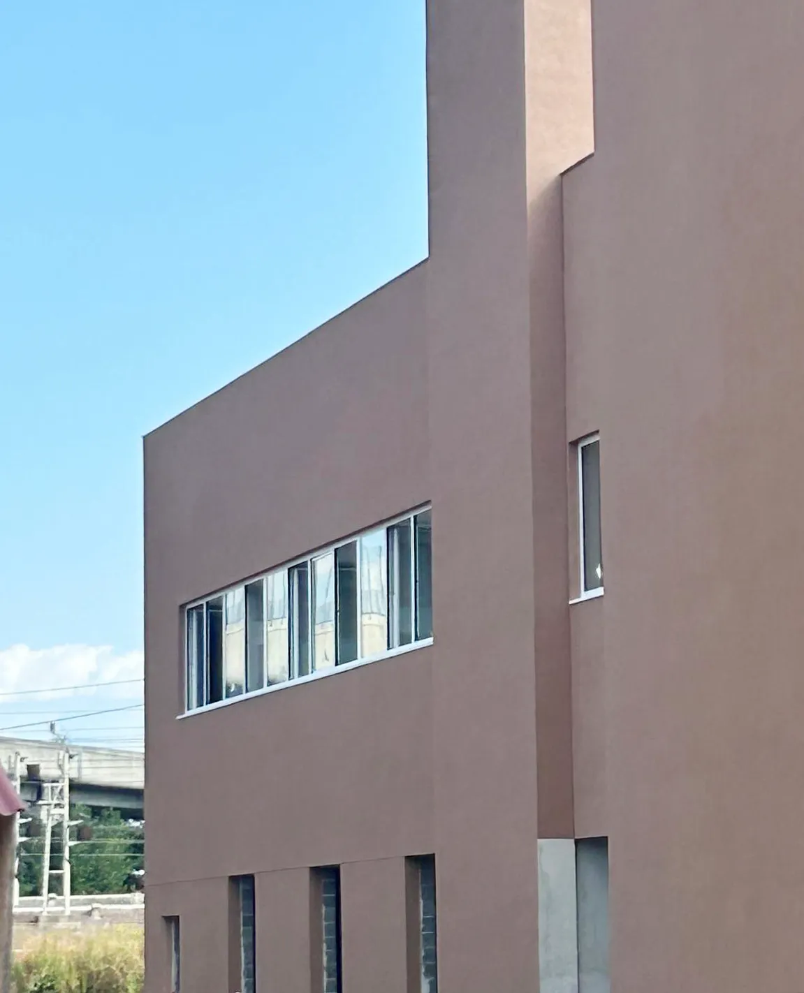 Immagine di una facciata in rifacimento di Torino Outlet Village